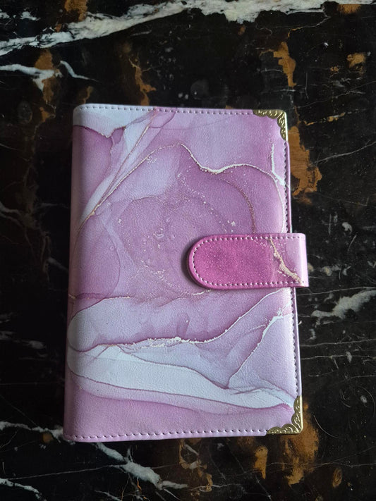 Classeur A6 rose marbré à anneaux pour enveloppes budget