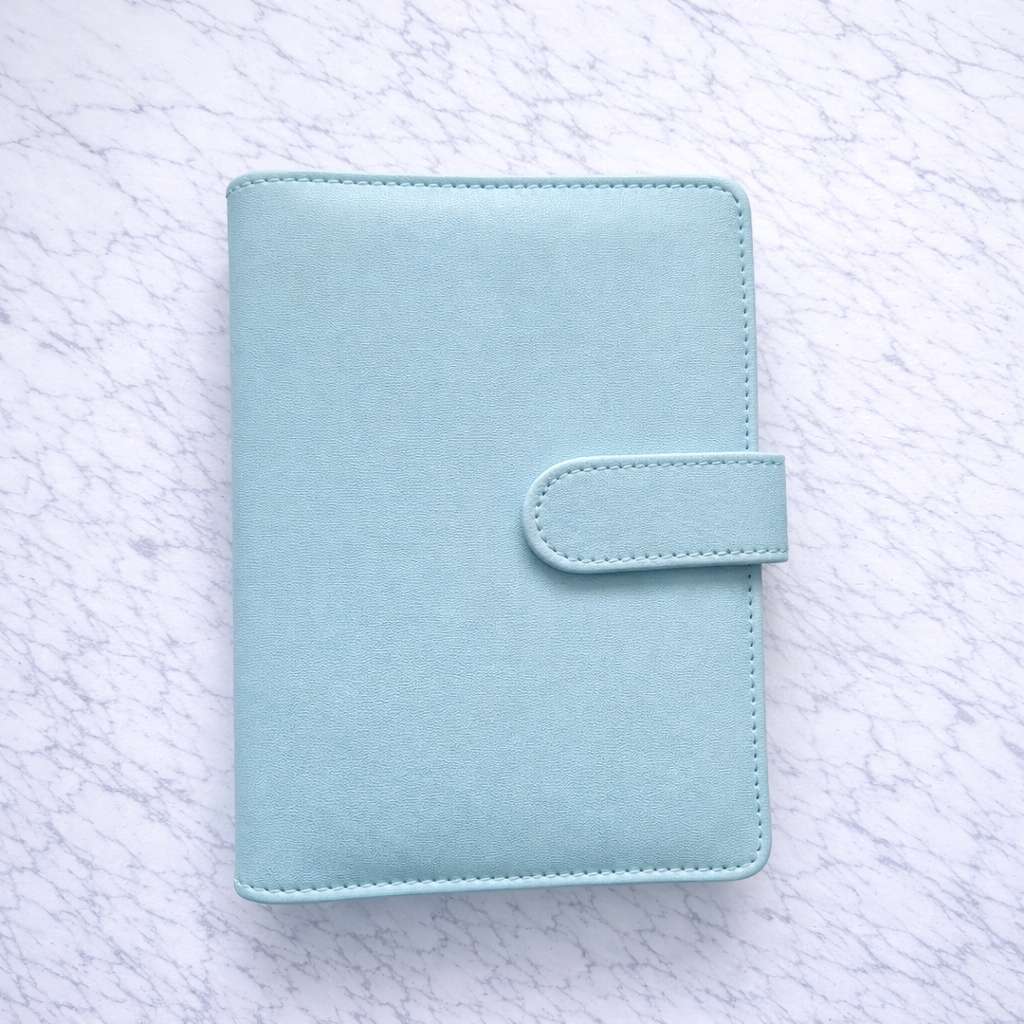 Classeur A6 bleu ciel à anneaux pour enveloppes budget Idy Chic